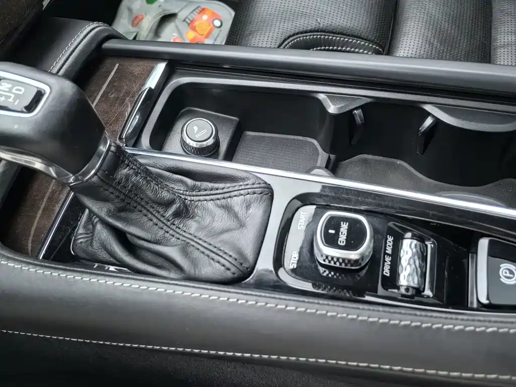 Volvo XC90 — миниатюра 9