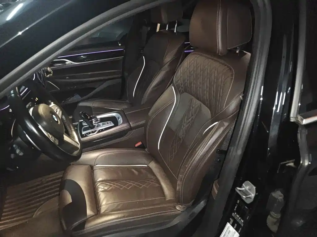 BMW 7 Series — миниатюра 11