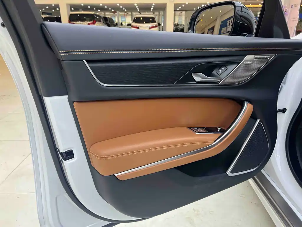 Jaguar XFL 2024 2.0T P300 Flagship Sport