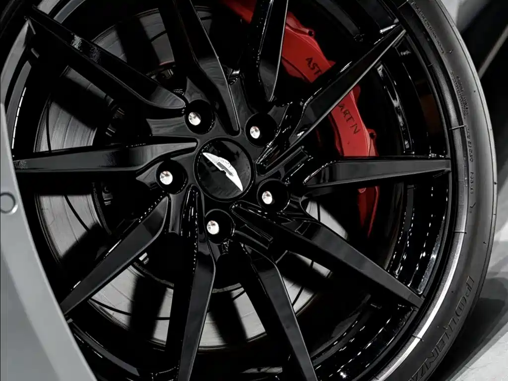 Aston Martin DB11 — миниатюра 8