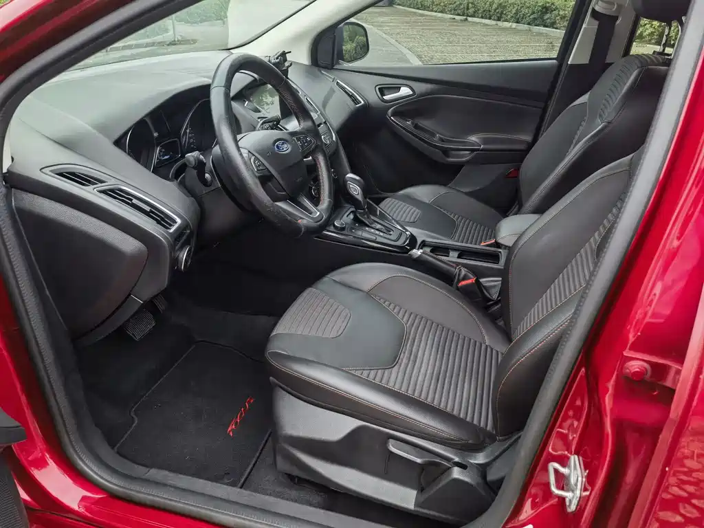 Ford Focus 2017 EcoBoost 180 AT Elite