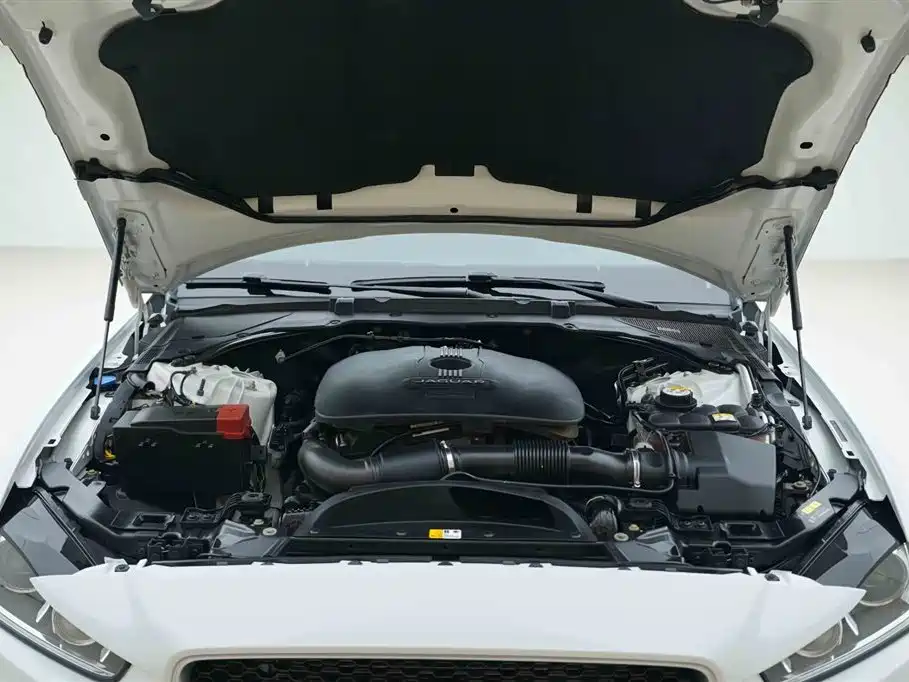 Jaguar XE 2015 2.0T 240PS R-Sport