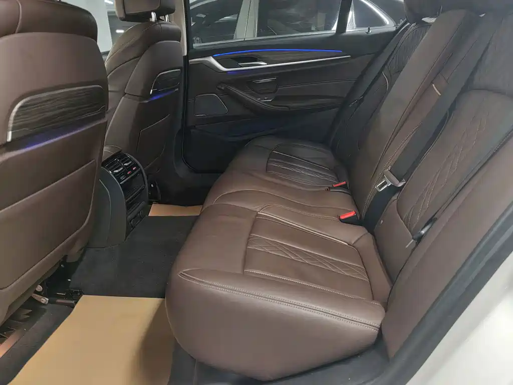BMW 5 Series New Energy — миниатюра 11