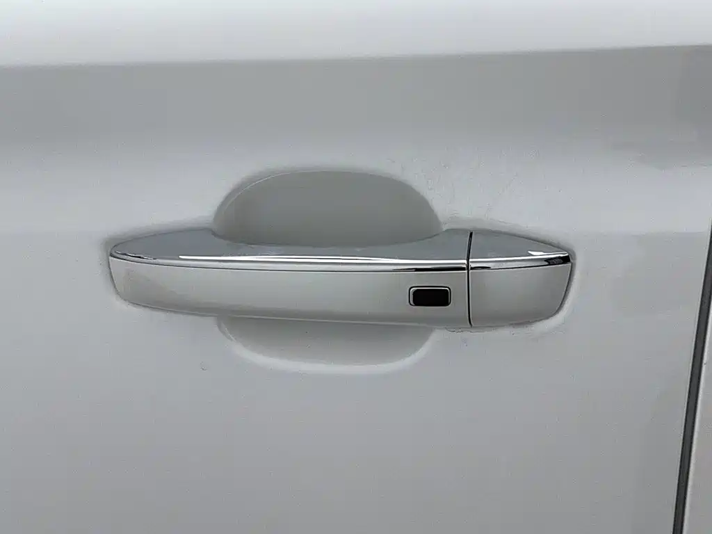 Roewe RX8 — миниатюра 18