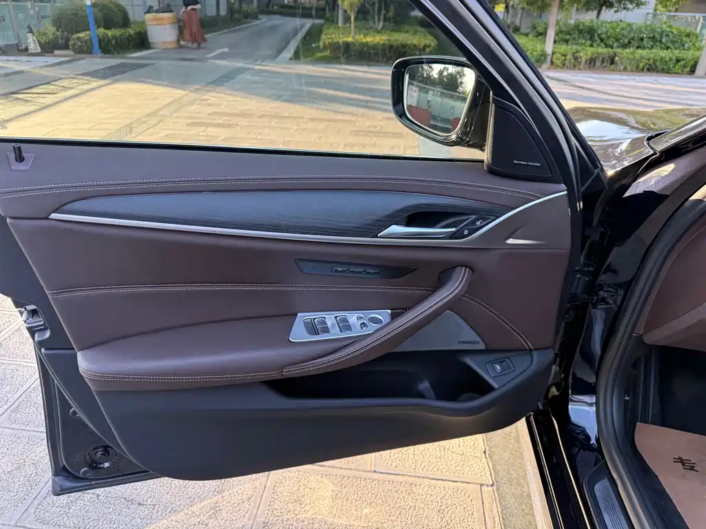 BMW 5 Series — миниатюра 16