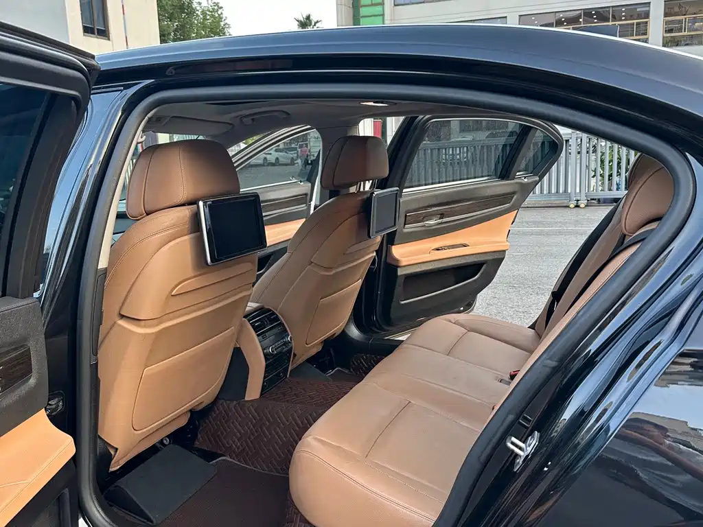 BMW 7 Series — миниатюра 10