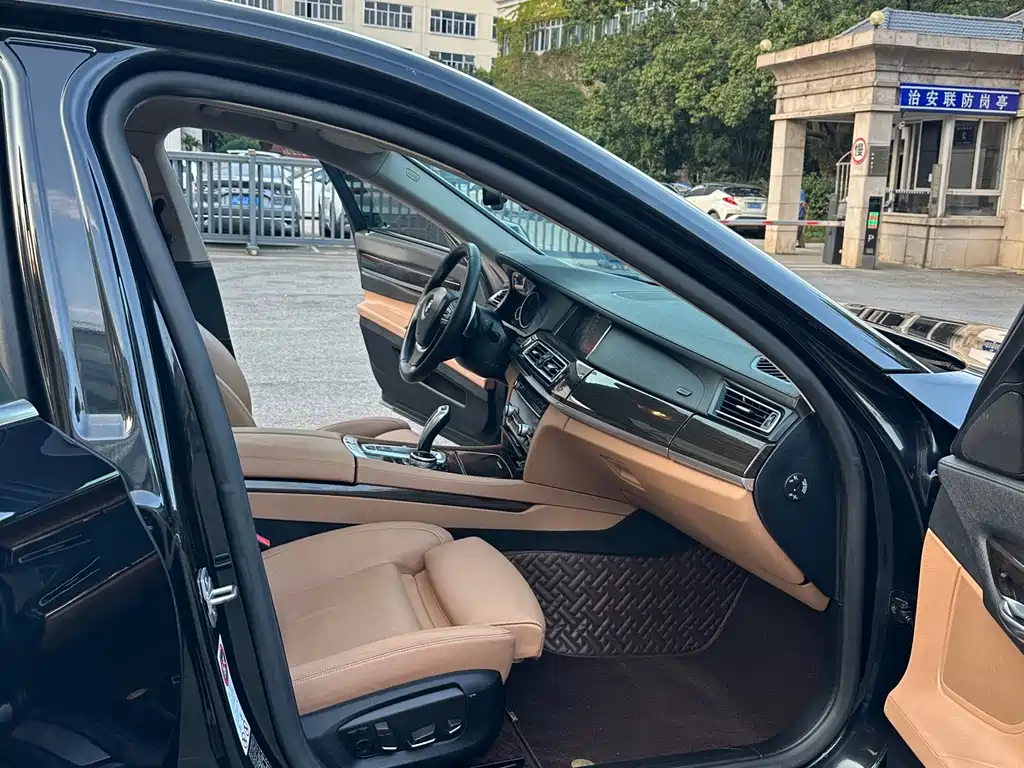 BMW 7 Series — миниатюра 13