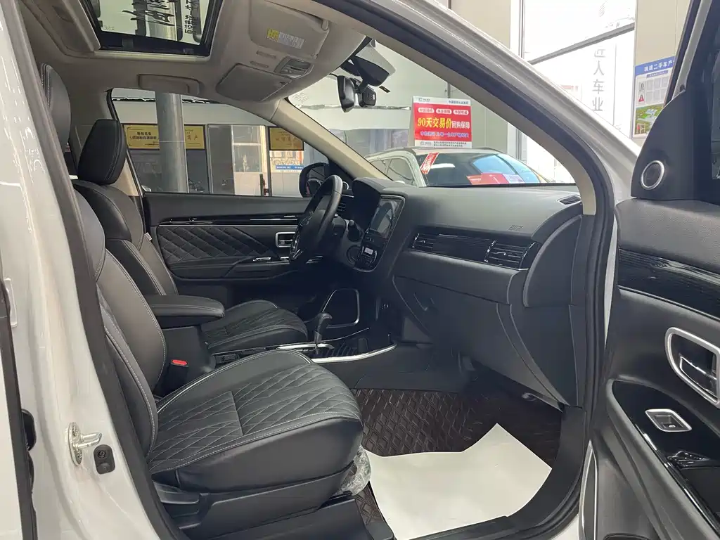 MITSUBISHI OUTLANDER