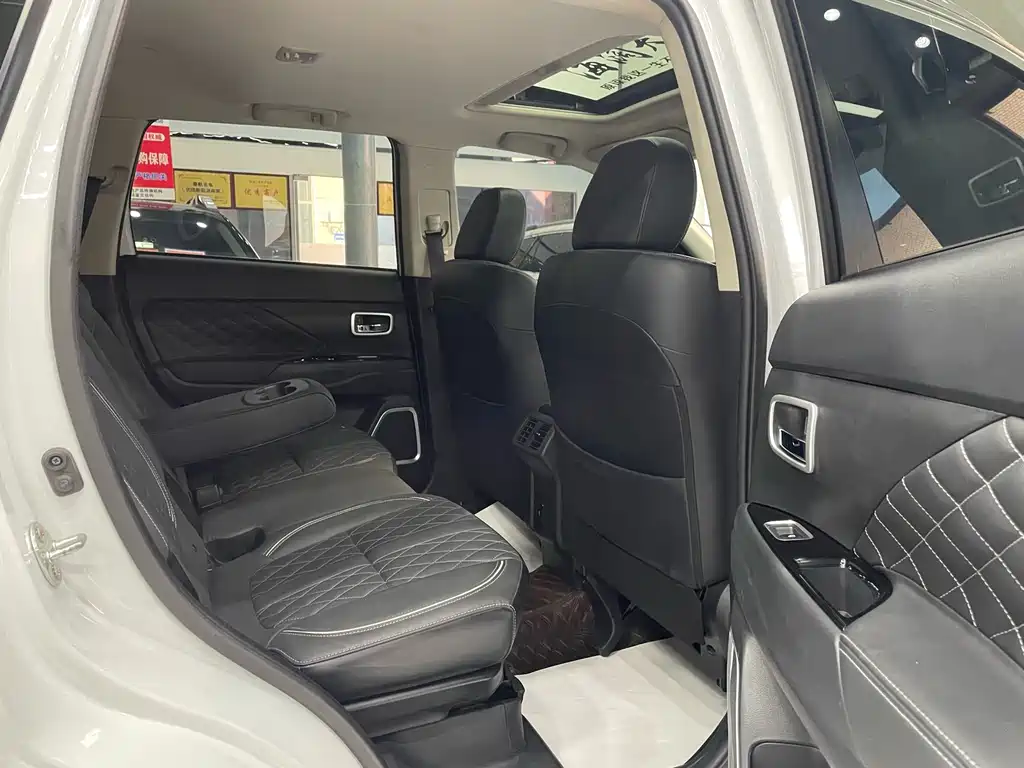 MITSUBISHI OUTLANDER