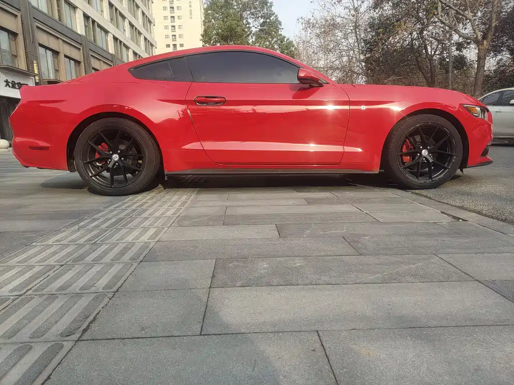 FORD MUSTANG