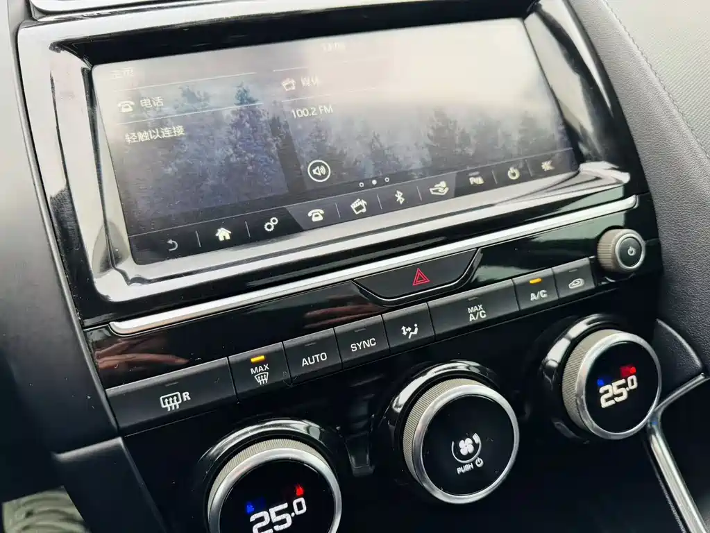 Jaguar E-PACE — миниатюра 14