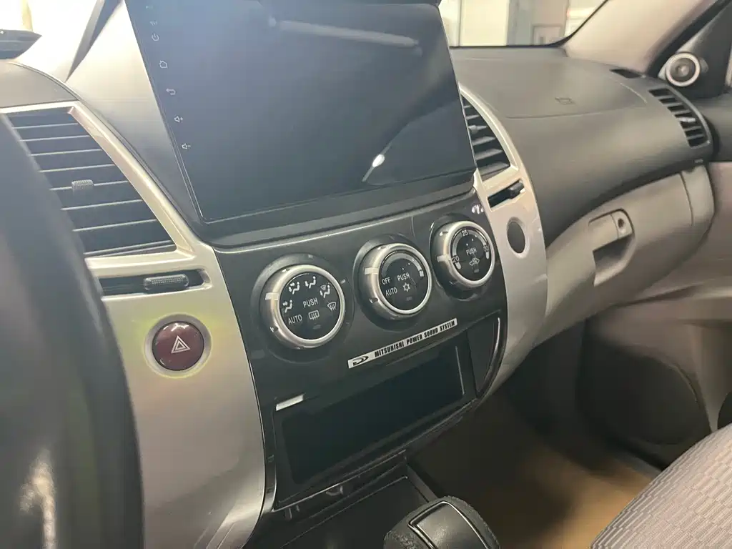 Mitsubishi Pajero Sport — миниатюра 10