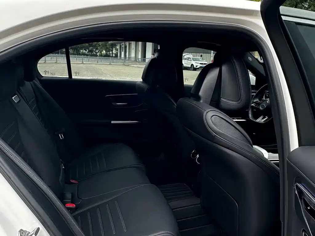 Mercedes-Benz C-Class — миниатюра 11