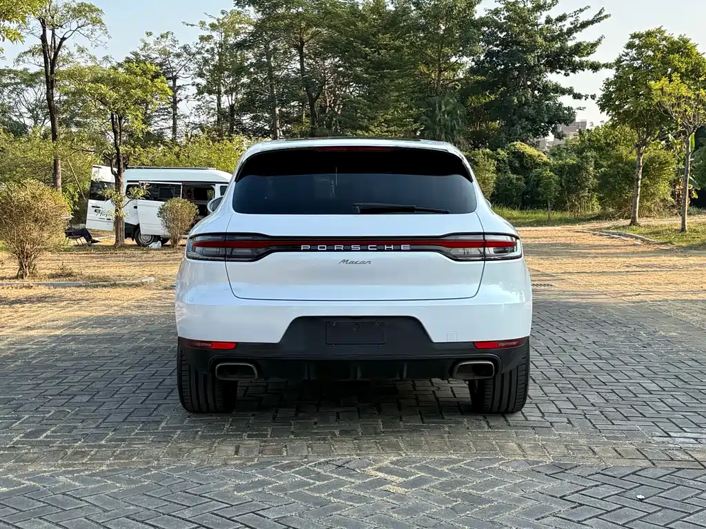 PORSCHE MACAN