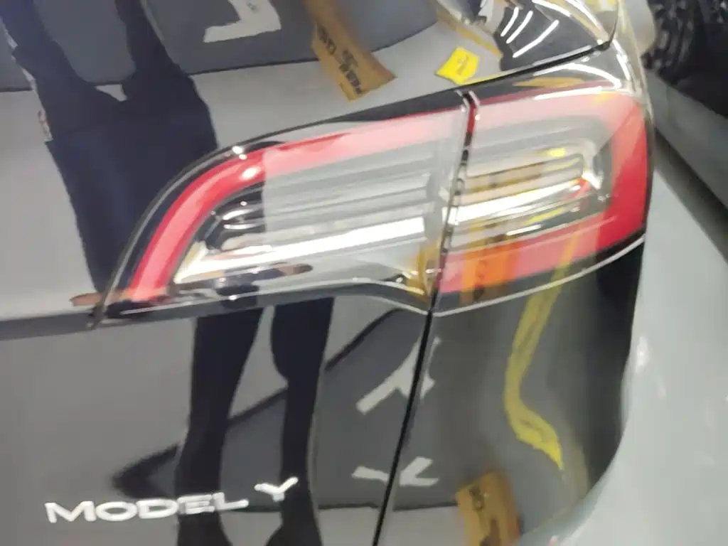 Tesla Model Y — миниатюра 8