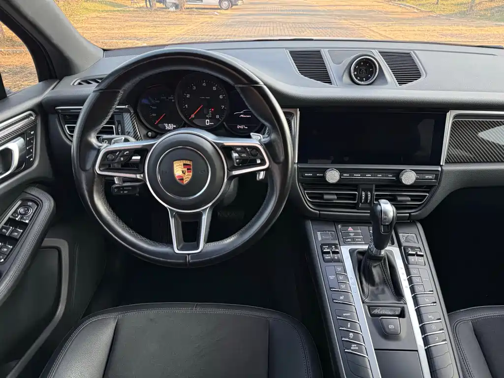 PORSCHE MACAN
