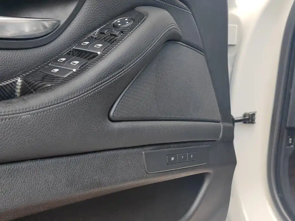 BMW 5 Series — миниатюра 12