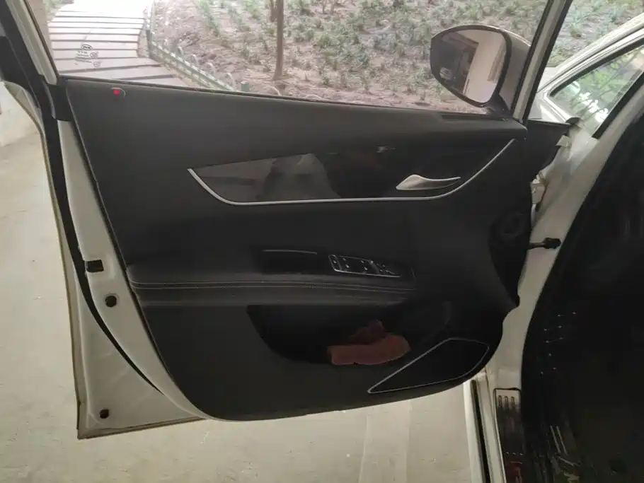 BYD MAX — миниатюра 7