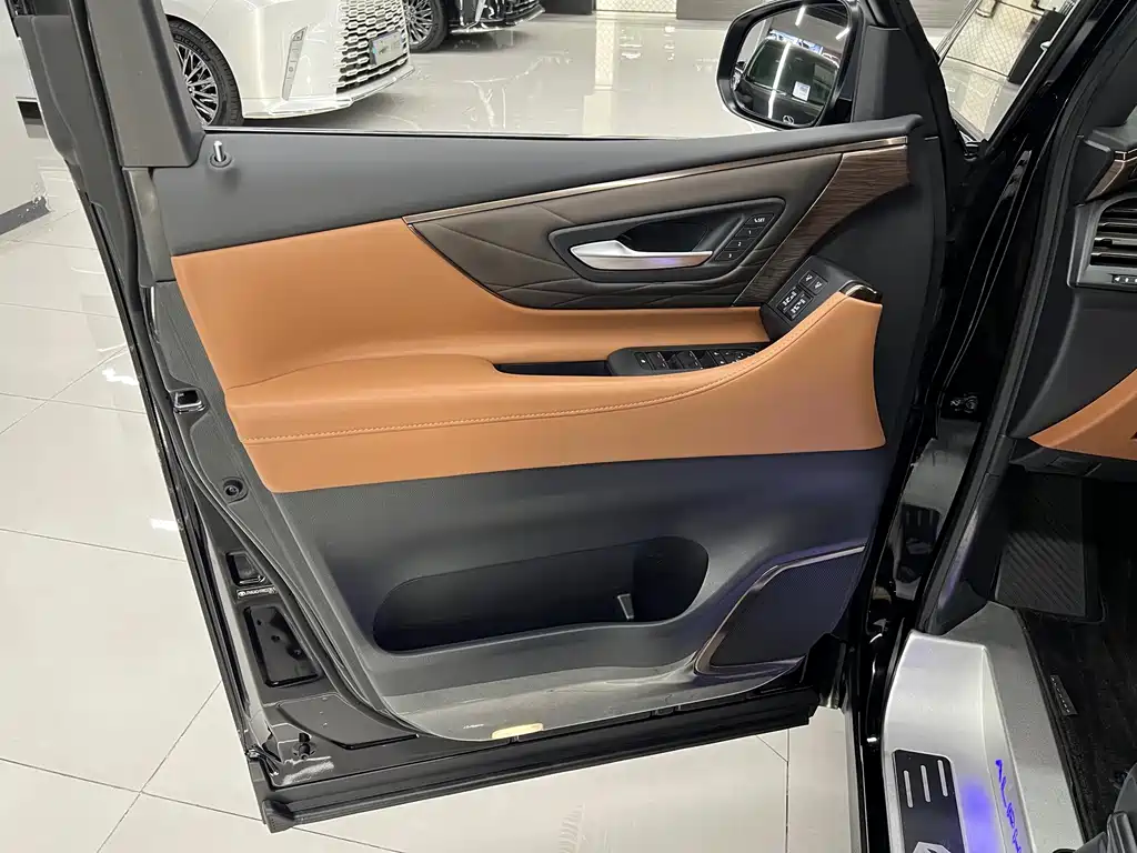 Toyota Alphard — миниатюра 21