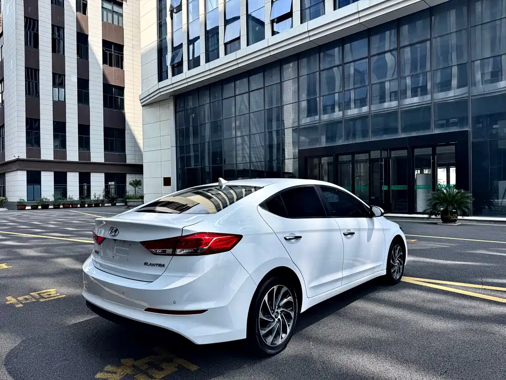 Hyundai Elantra — миниатюра 6