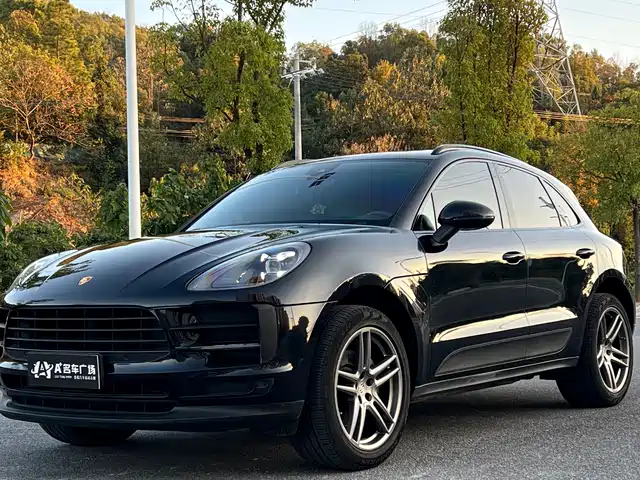 PORSCHE MACAN