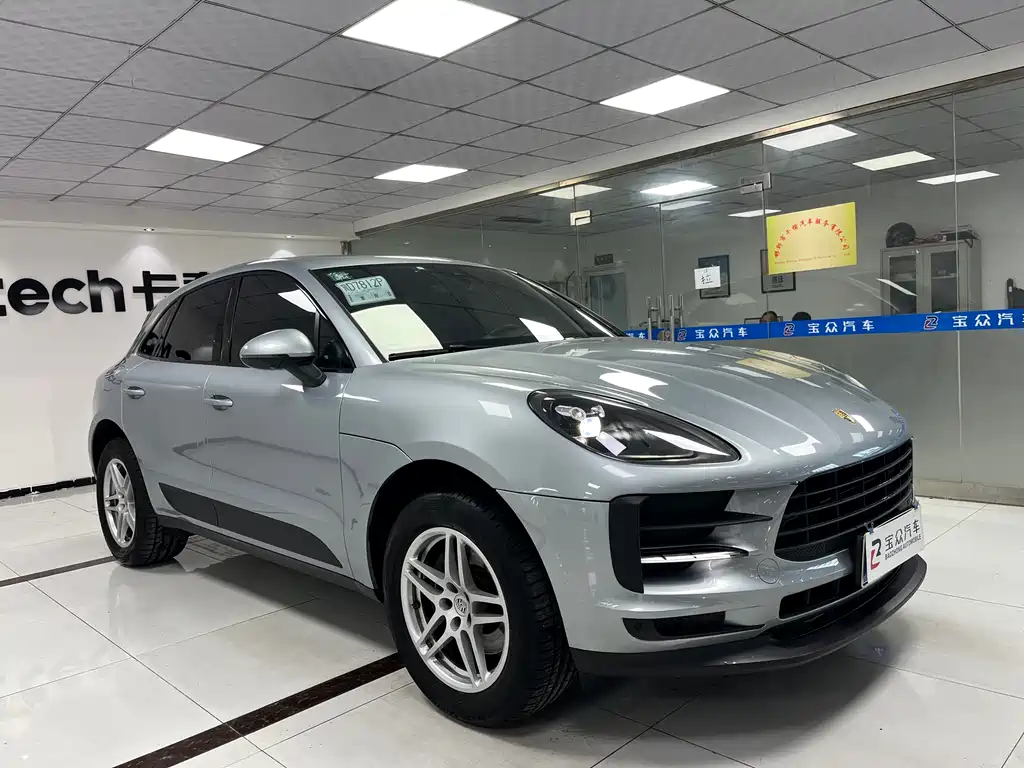 PORSCHE MACAN