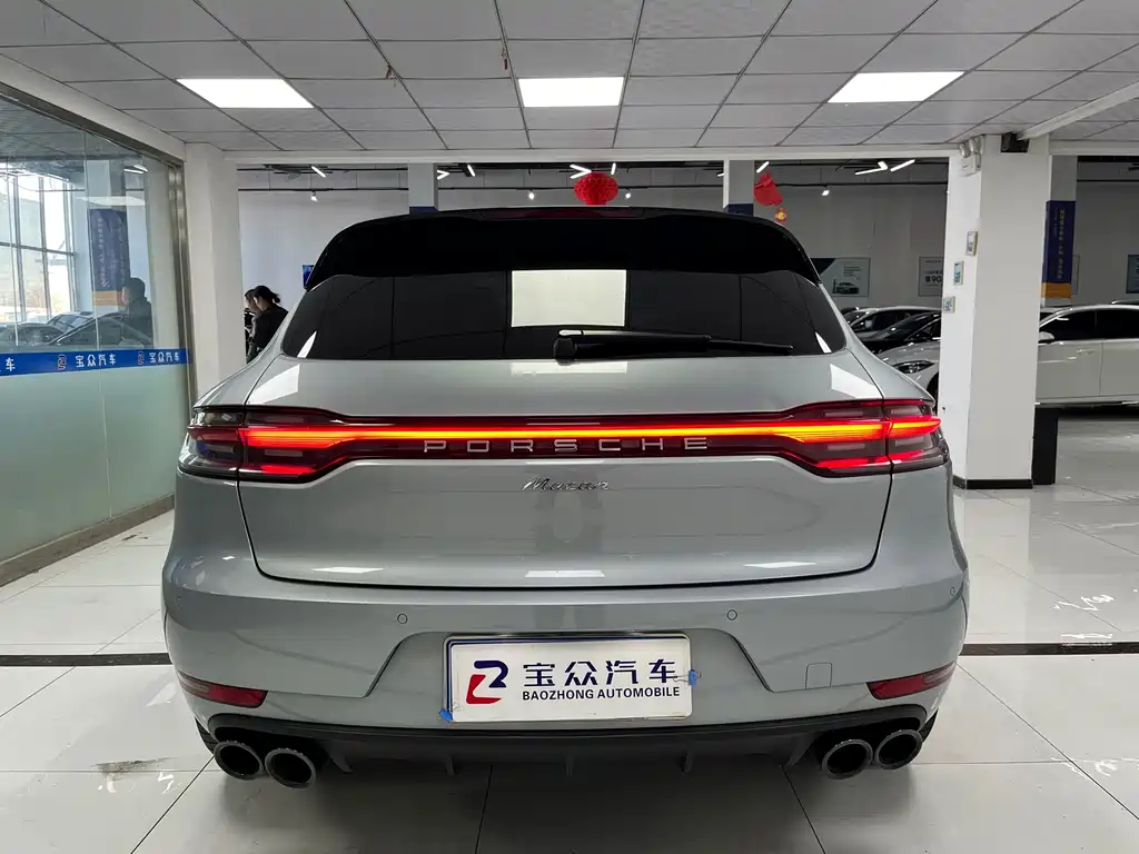 PORSCHE MACAN