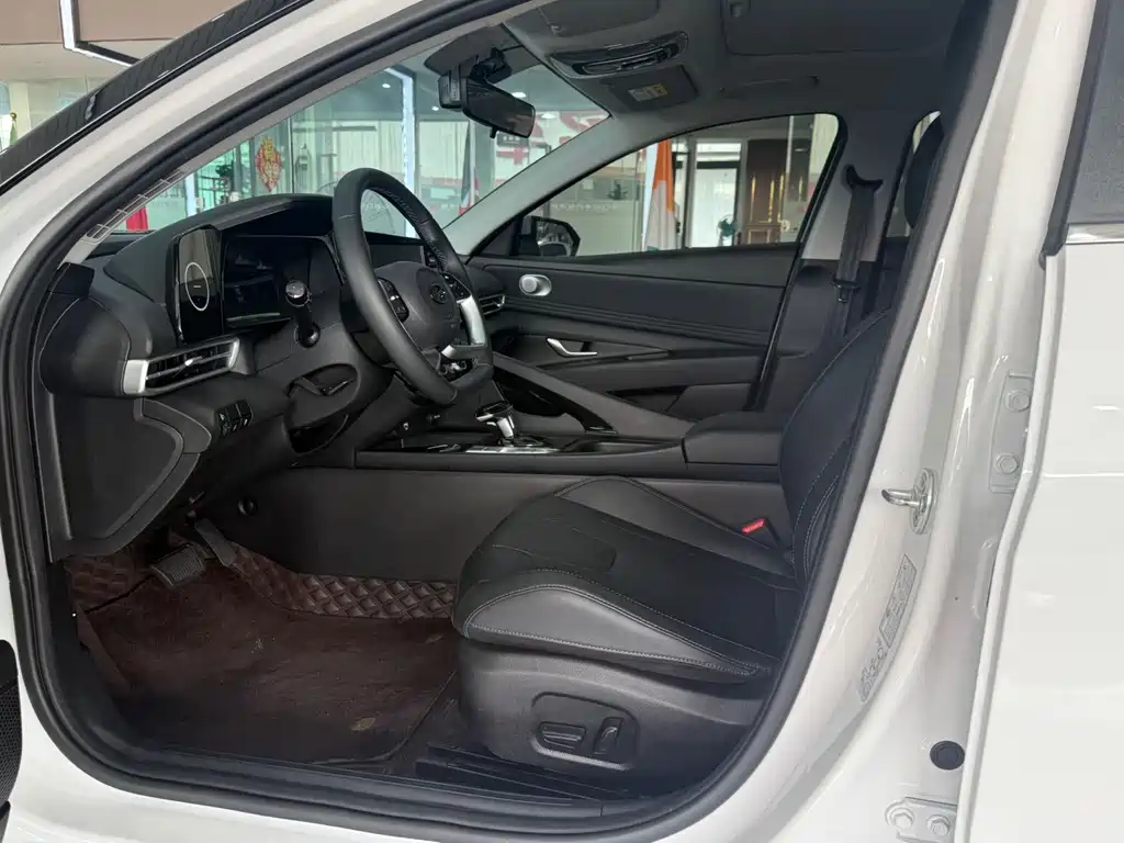 Hyundai Elantra — миниатюра 6