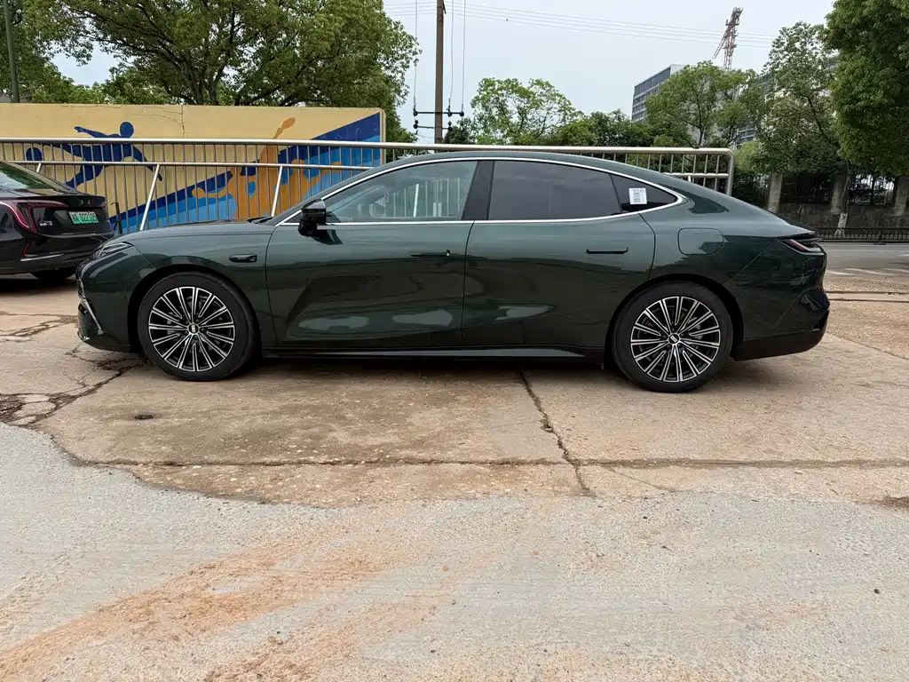 Geely Galaxy Galaxy 8 8 2025 130km EM-i Premium