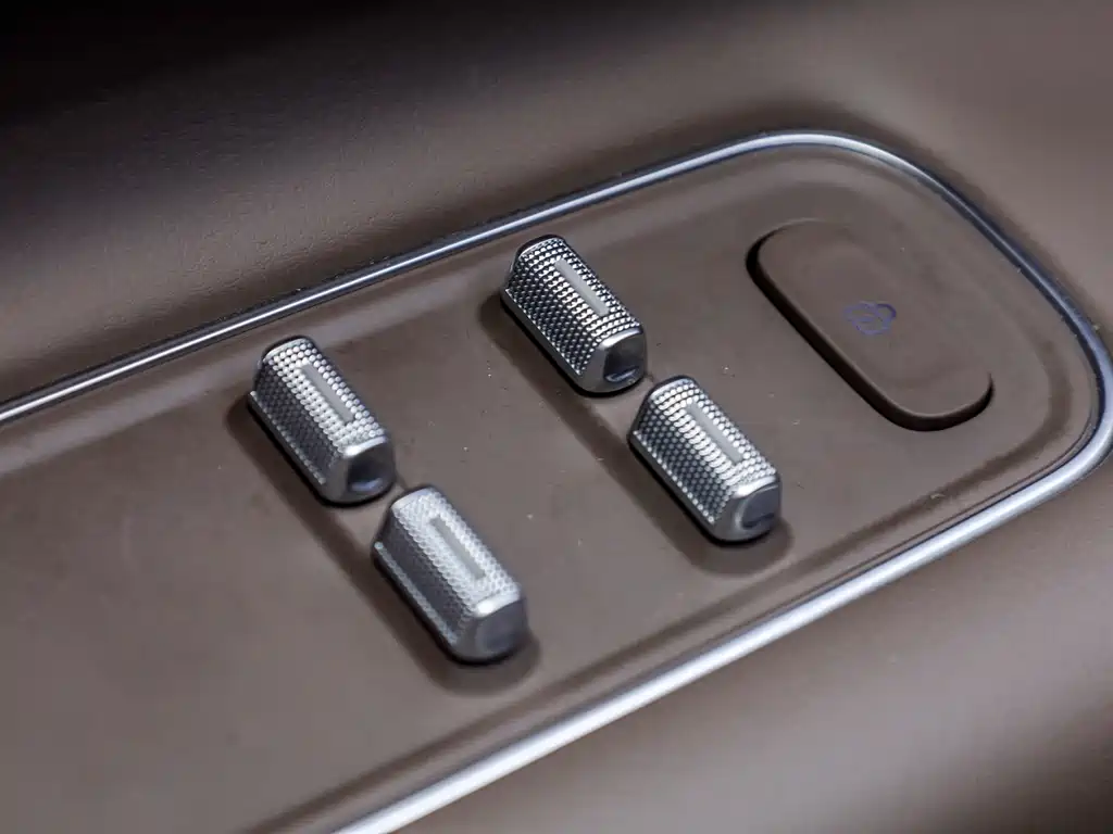 AITO ASK THE WORLD M9