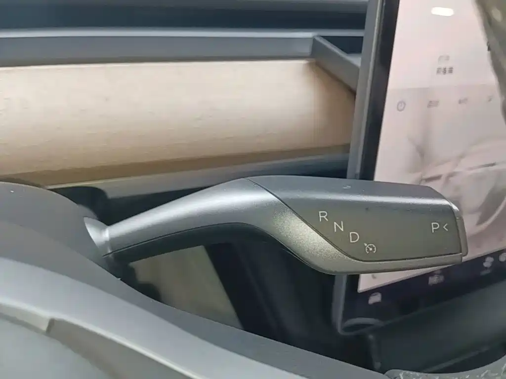 Tesla Model Y — миниатюра 14