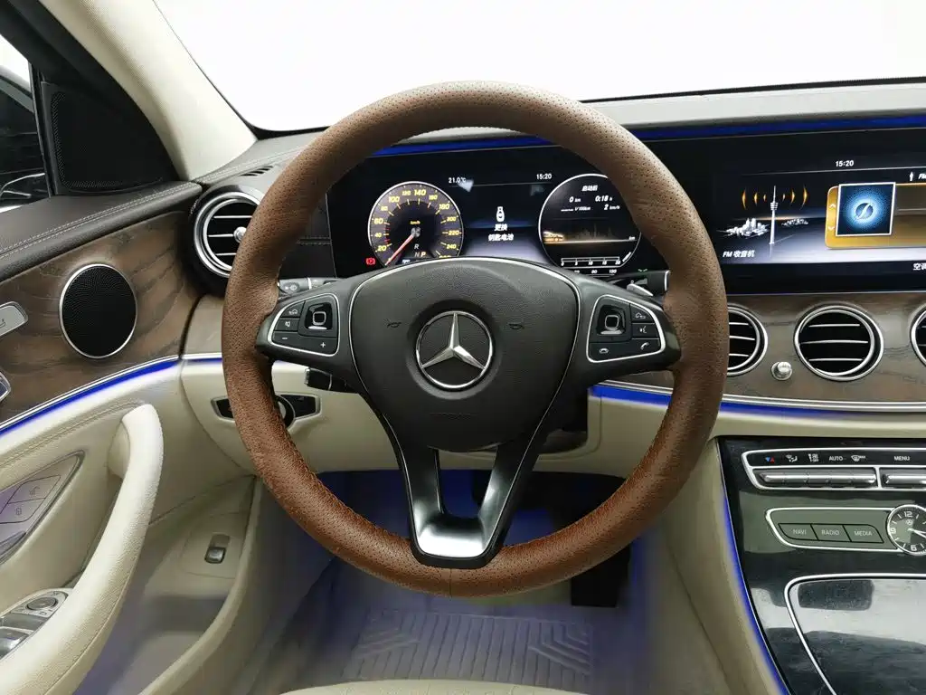 Mercedes-Benz E-Class — миниатюра 11