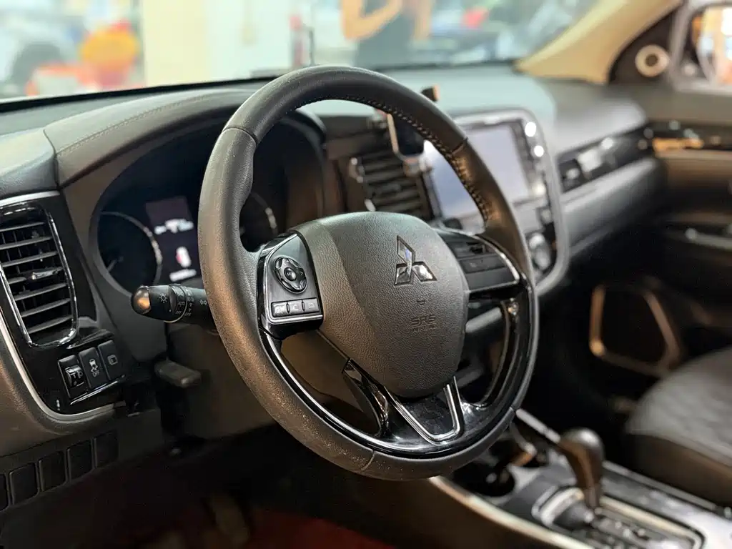 Mitsubishi Outlander — миниатюра 6