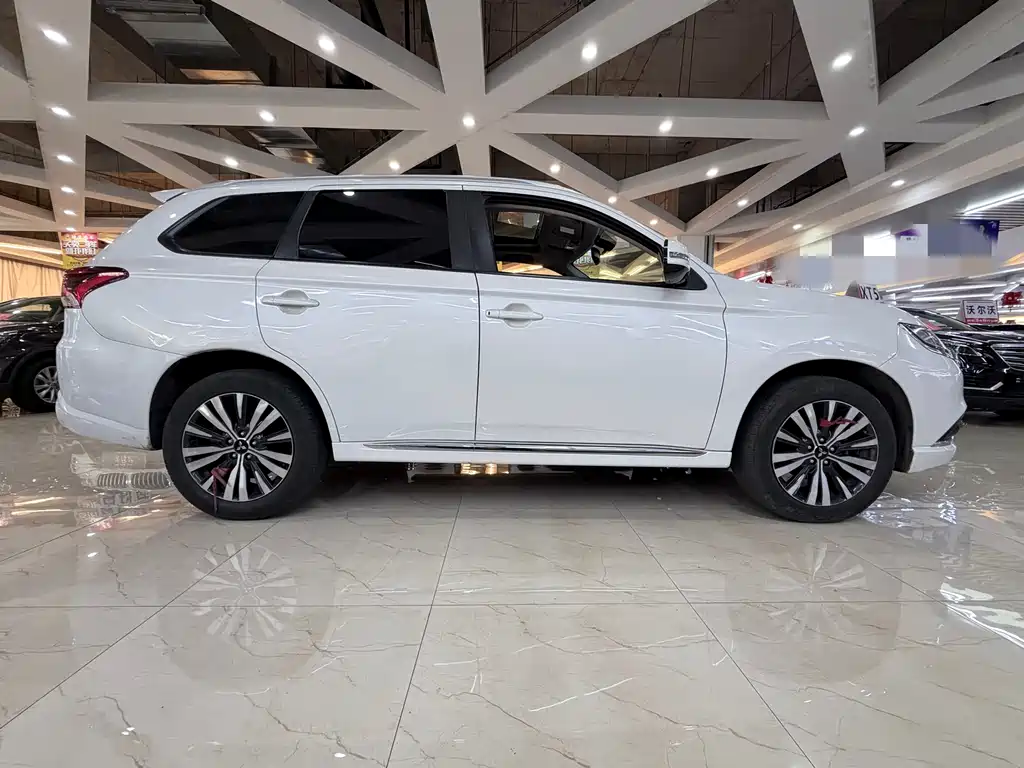 Mitsubishi Outlander — миниатюра 5