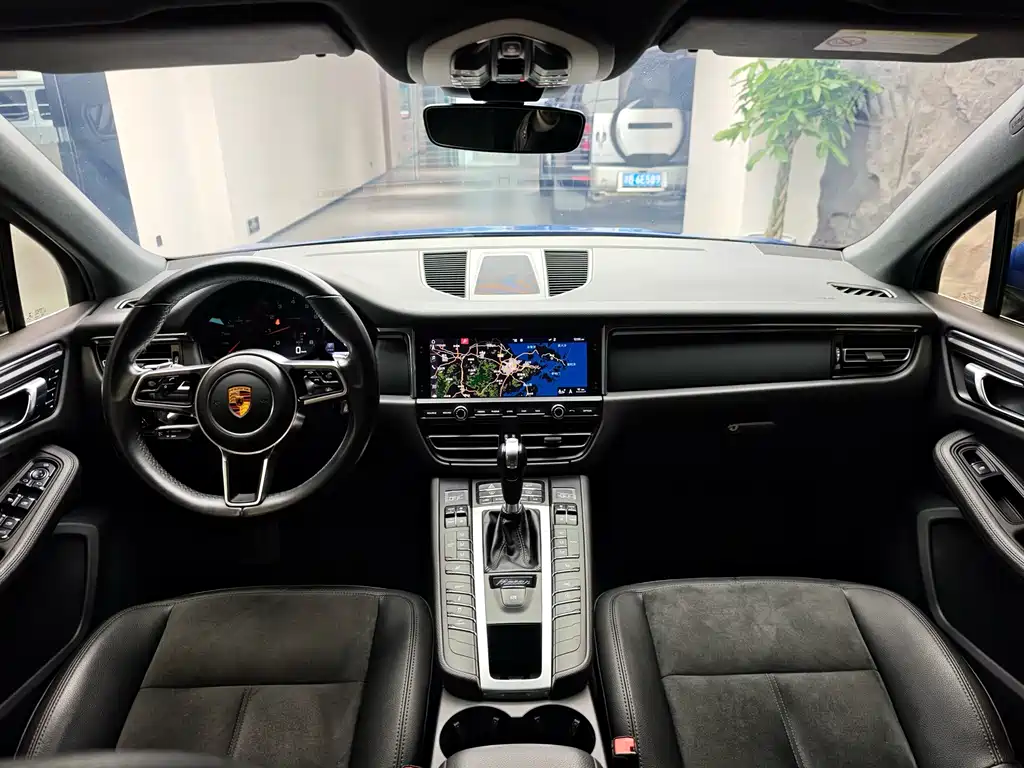 PORSCHE MACAN