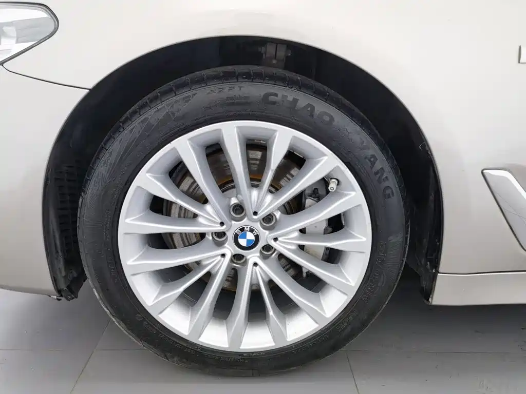 BMW 5 Series — миниатюра 17