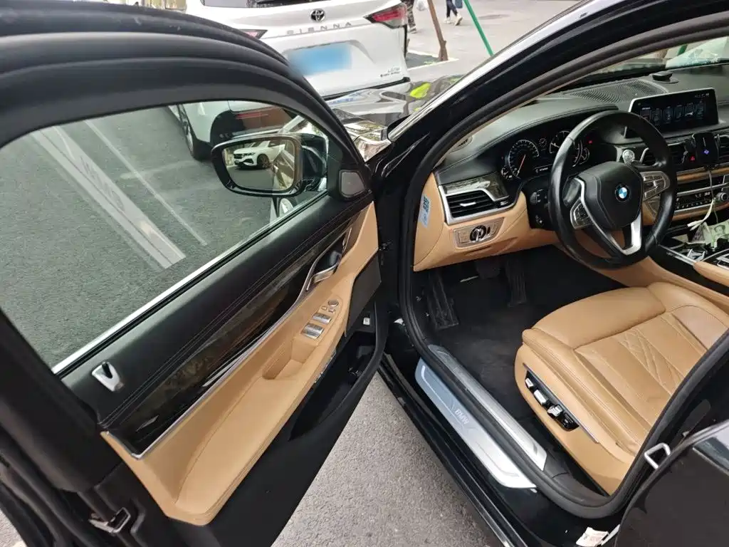 BMW 7 Series — миниатюра 17