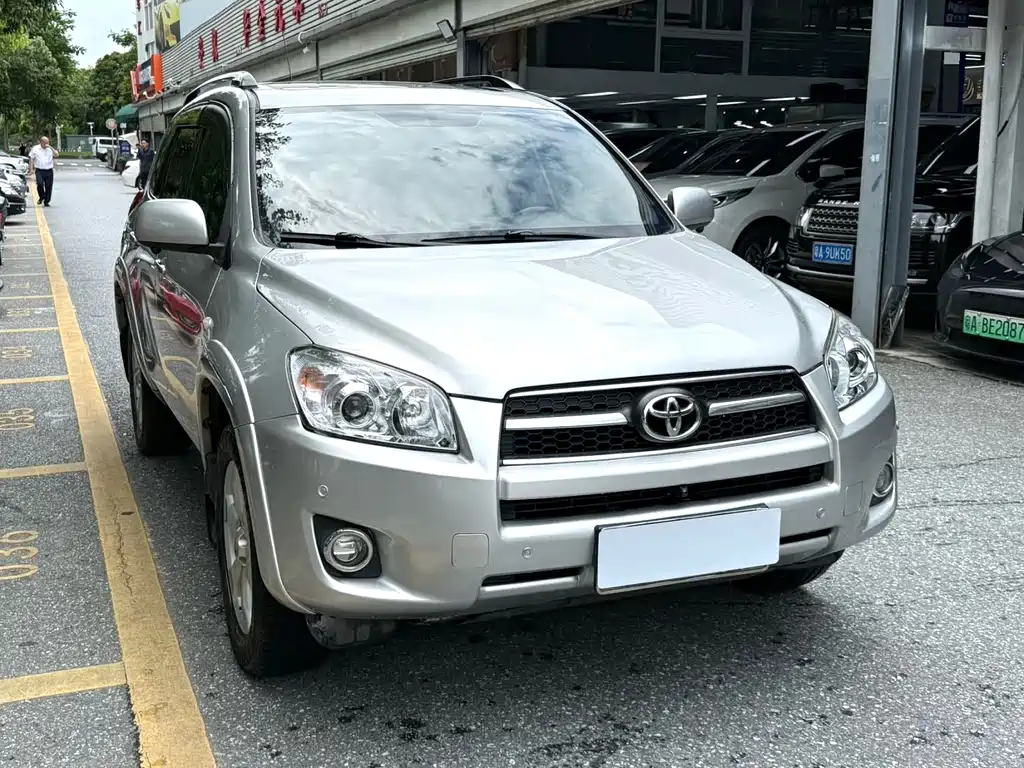 Toyota RAV4 — миниатюра 6