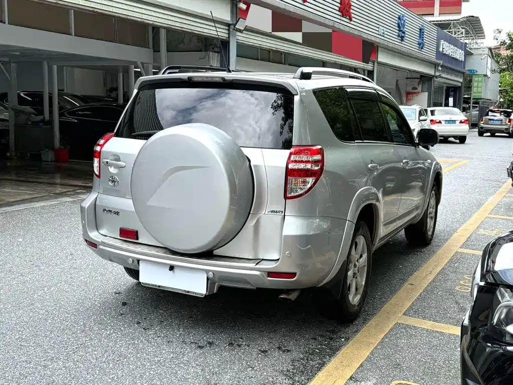 Toyota RAV4 — миниатюра 7