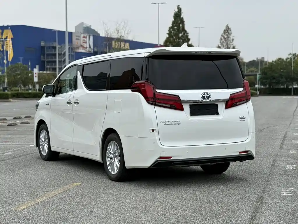 Toyota Alphard — миниатюра 8