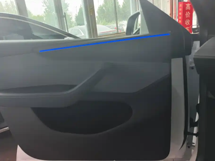 Tesla Model Y — миниатюра 7