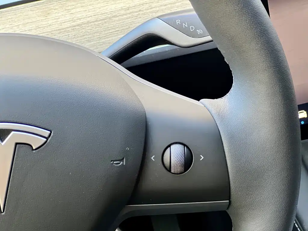 Tesla Model Y — миниатюра 17