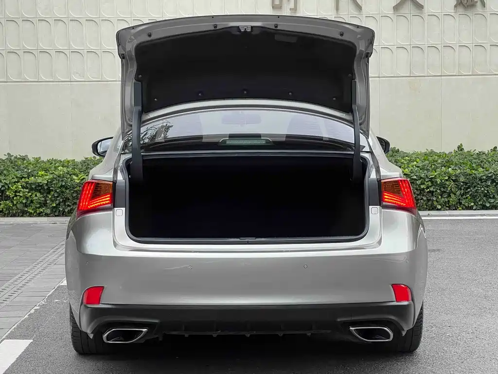 Lexus IS 2017 300 Lead