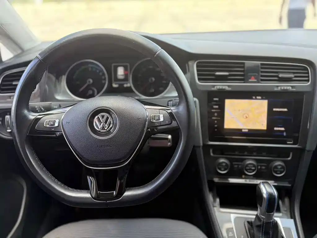 Volkswagen Golf EV — миниатюра 17