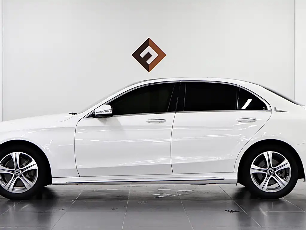 Mercedes-Benz C-Class — миниатюра 7