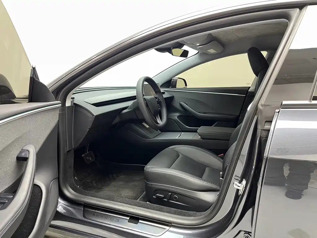 Tesla Model 3 — миниатюра 5