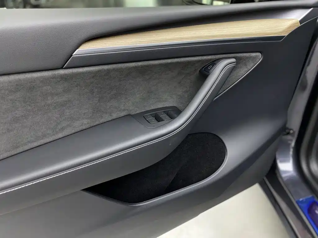 Tesla Model Y — миниатюра 16