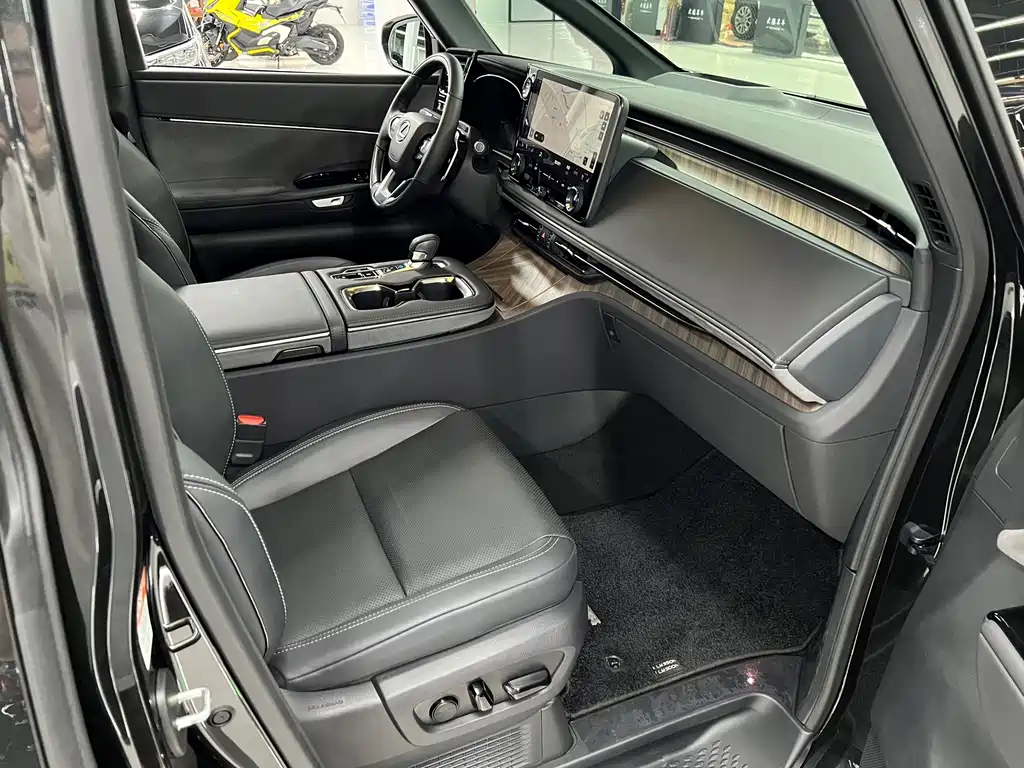 Lexus LM — миниатюра 19