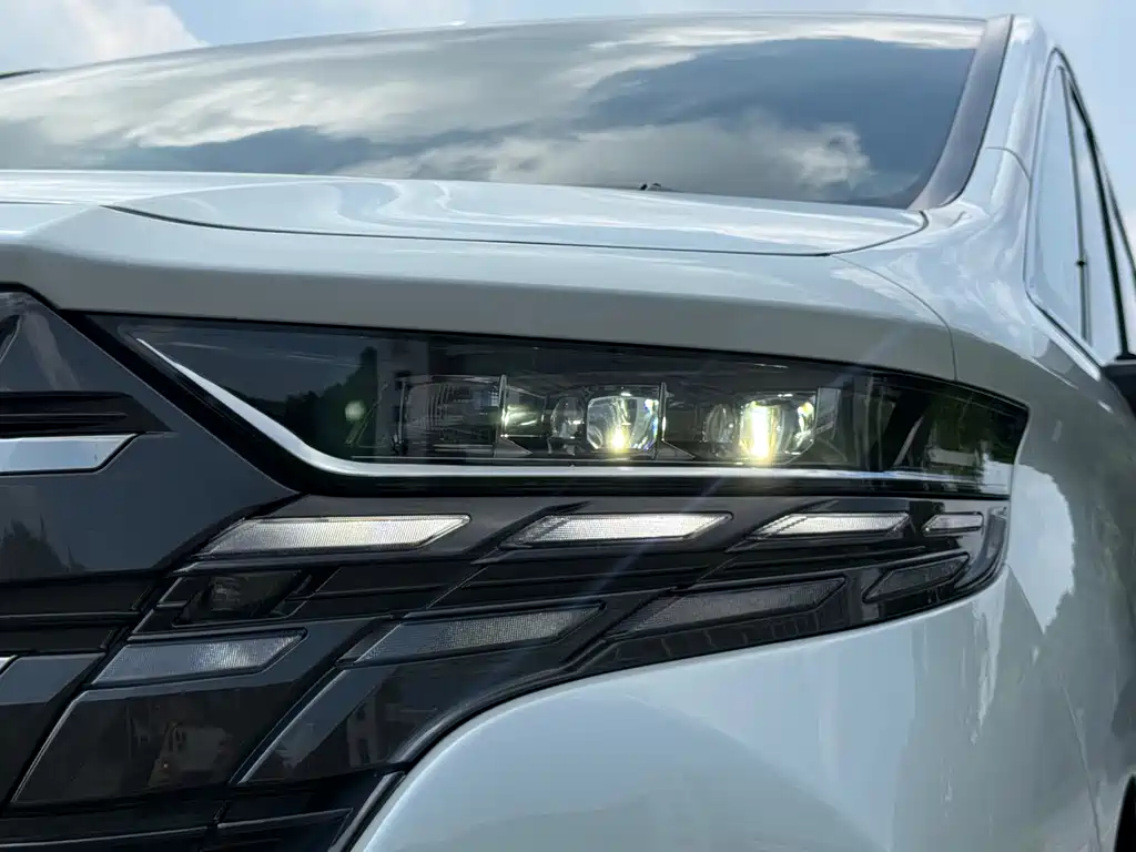 Toyota Alphard — миниатюра 4