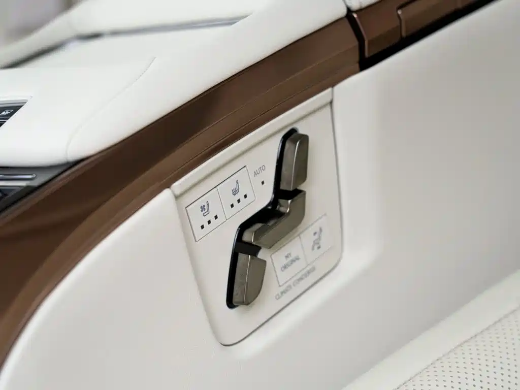 Lexus LM — миниатюра 15